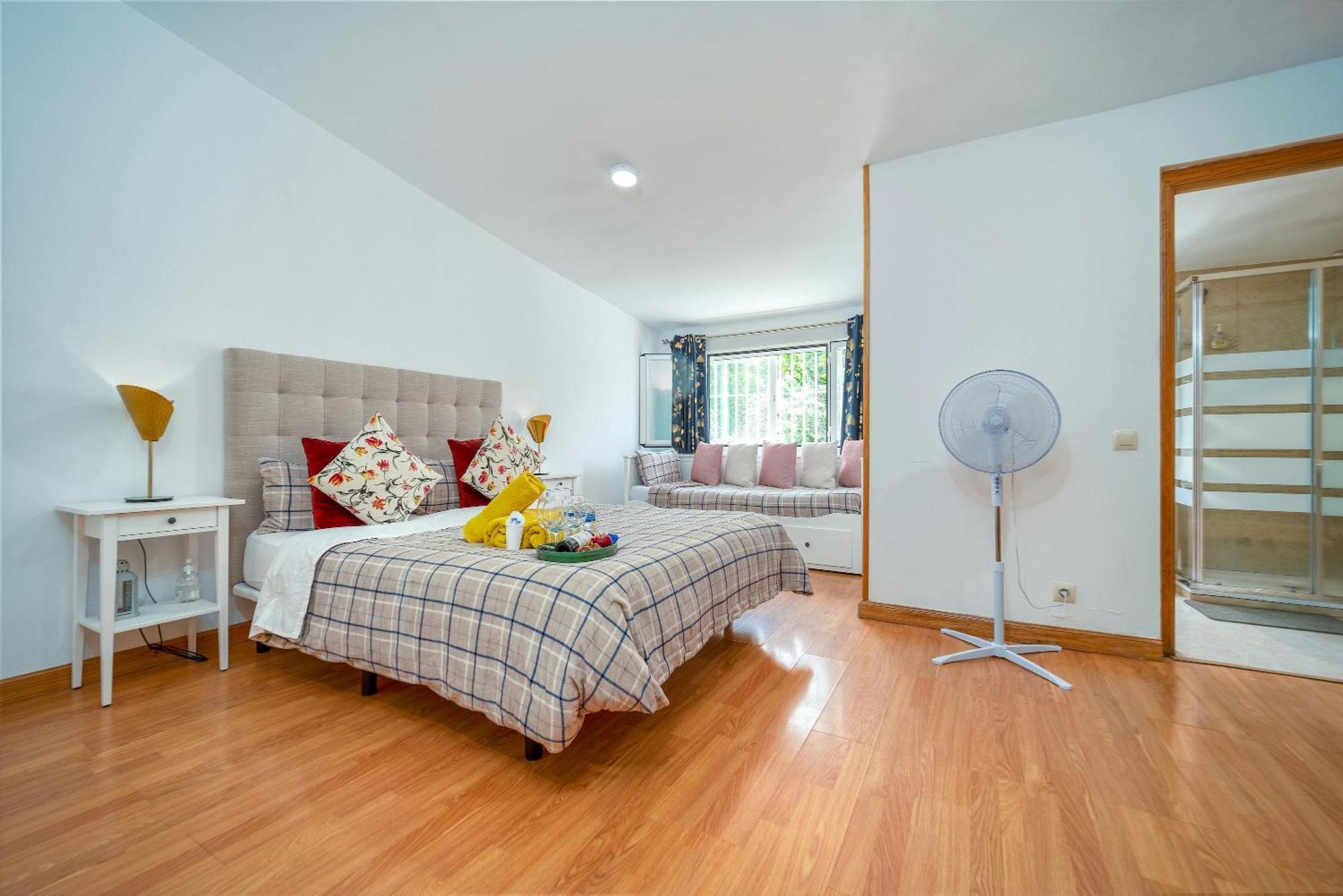 Hotel Ivy Plaza New Delhi Bagian luar foto